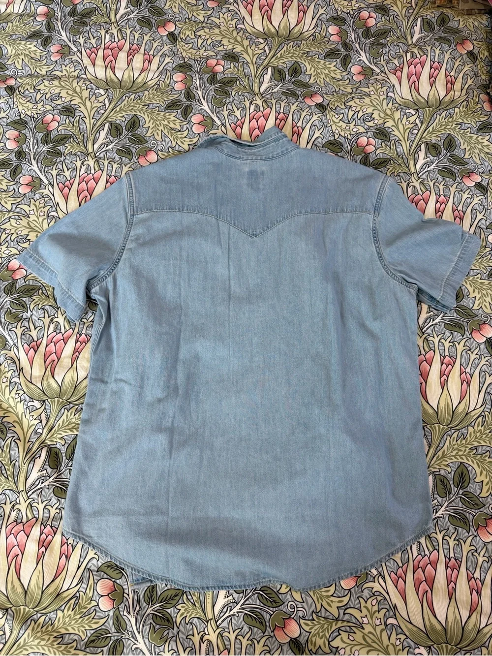 Levi's Light Blue Short-Sleeve Denim Western Shirt - Snap Front. Size L.